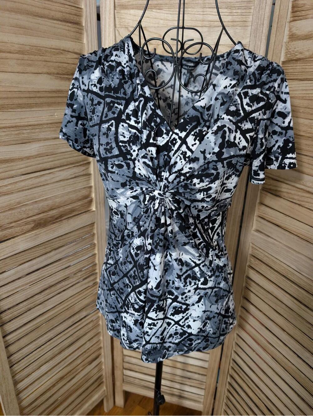 Daisy Fuentes Gray Black Abstract Front Knot Blouse size Small